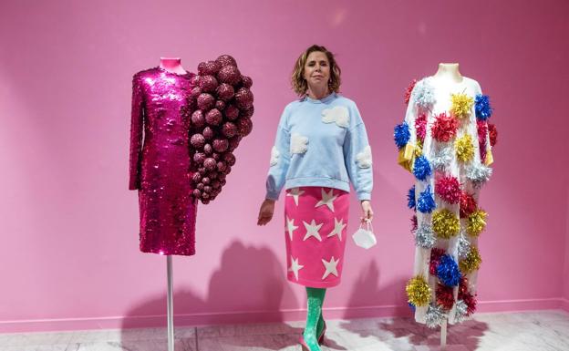 Agatha Ruiz de la Prada viste Euskadi de color en una exposición con sus 40 mejores diseños