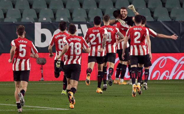 Unai Simón para dos penaltis y se convierte en el héroe del Athletic en el Benito Villamarín