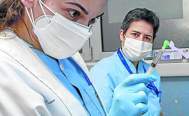 Las limitaciones de la fórmula de Oxford obligarán a redefinir el plan de vacunación