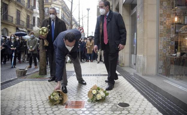 Los Múgica descubren una placa en homenaje a su padre como «lugar de rebeldía y memoria»