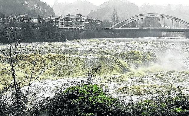 El temporal deja carreteras cortadas en Erandio y Artea