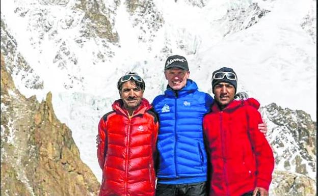 Desaparecen tres alpinistas en el K-2