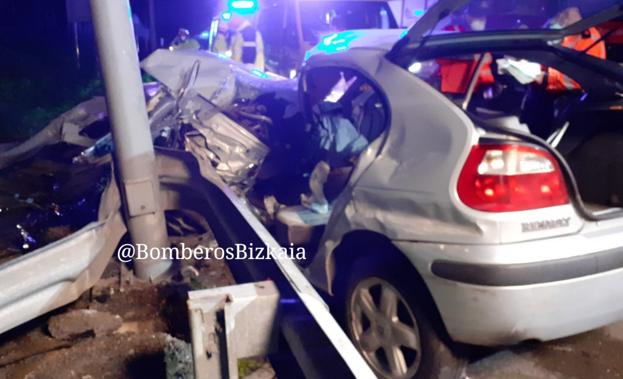 Rescatado tras quedar atrapado en su coche al salirse de la calzada en Güeñes