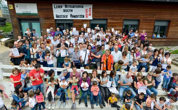 Apremian a Educación para que amplíe a Primaria la oferta de la escuela Haizeder de Ea