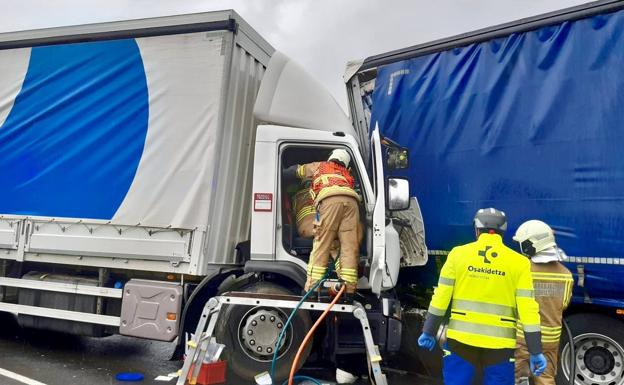 Un conductor fallece tras un choque frontal entre dos camiones en San Millán