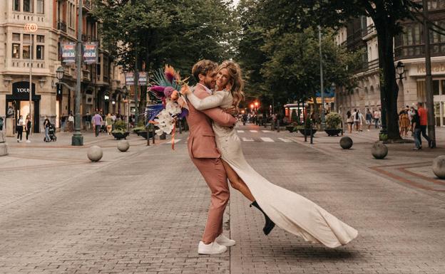 Una novia con botas y su boda en la Gran Vía de Bilbao