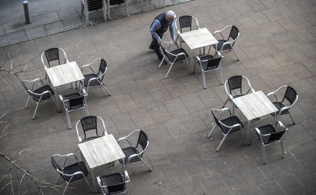 Vitoria suspenderá la tasa de basuras y veladores a la hostelería, pero las Juntas descartan eximirles del IBI