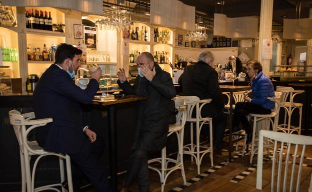 Restaurantes bilbaínos se llenan de reservas para el fin de semana: «La gente tiene ganas de vivir»