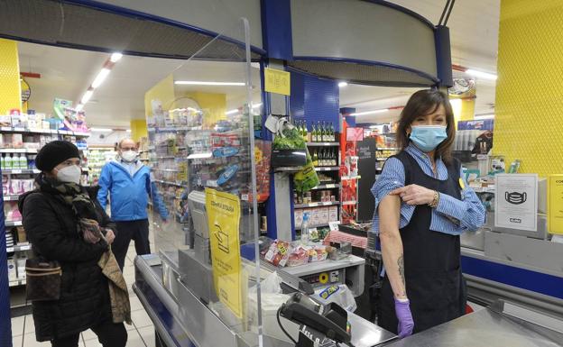 Las cajeras, en la imagen de un supermercado BM de Bilbao, han sido incluidas entre los colectivos esenciales prioritarios que recibirán la vacuna de AstraZeneca. /borja agudo