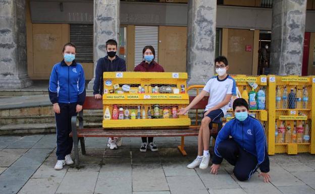 La Milagrosa enseña reciclaje en Llodio mientras Ayala analiza sus residuos