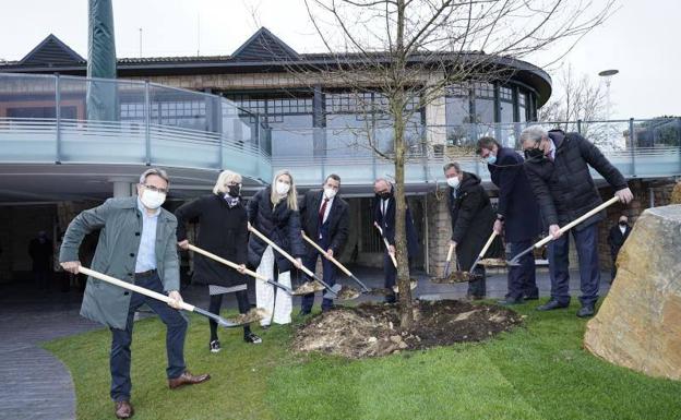 Un retoño del Árbol de Gernika y un mural conmemoran los 60 años del Estadio