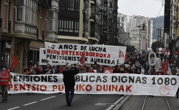 Pensionistas vascos se manifiestan contra los recortes que planea el Gobierno de Sánchez
