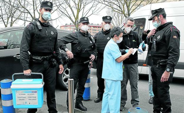 Aluvión de críticas por la «desastrosa y caótica» campaña de vacunación en Euskadi