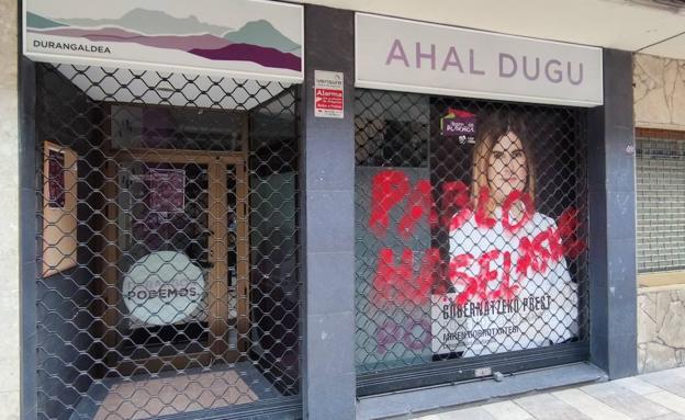 Ataque a la sede de Podemos de Durango para reclamar la libertad del rapero Pablo Hasél