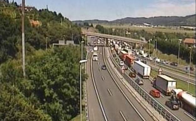 Una persona herida al chocar un camión y un turismo en el corredor del Txorierri en Zamudio