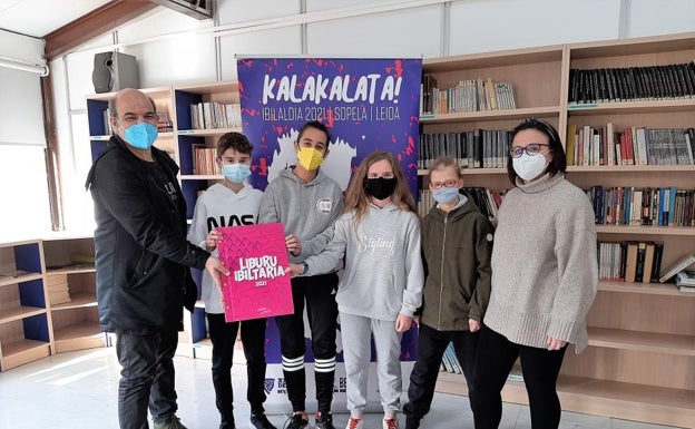 Ikastolen Elkarteak 'Liburu ibiltaria' egitasmoa jarri du martxan, ikastolaz ikastola ibiliko dena