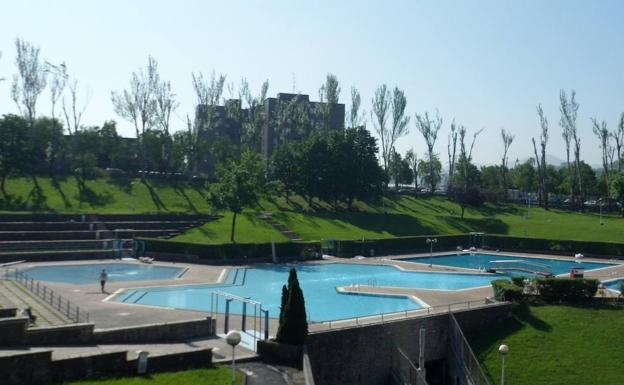 Comienzan las obras de remodelación de los vestuarios de las piscinas exteriores del polideportivo de Txurdinaga