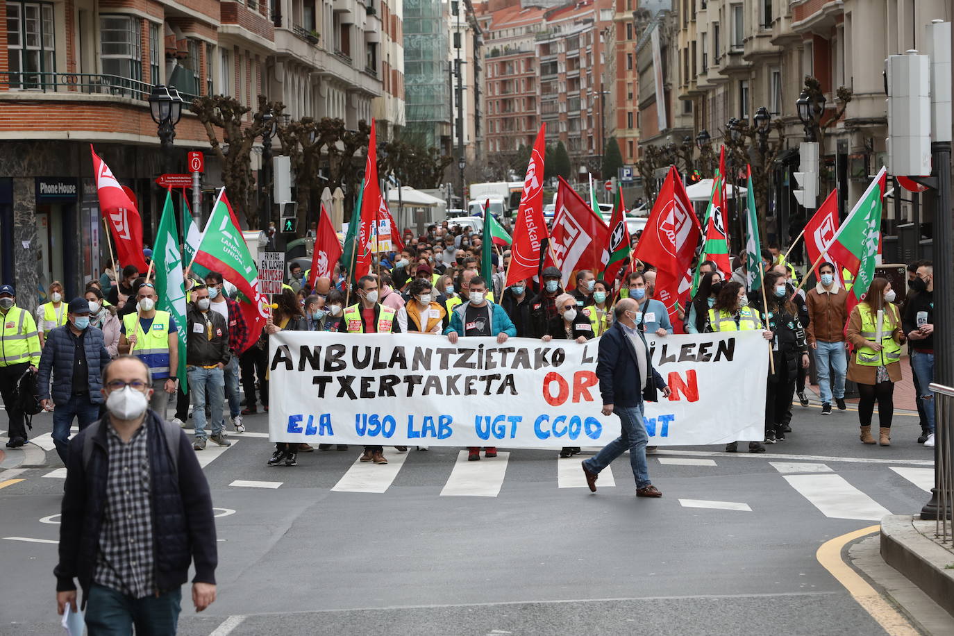 El personal de ambulancias subcontratadas se echa a la calle por no «tener noticias de nuestras vacunas»