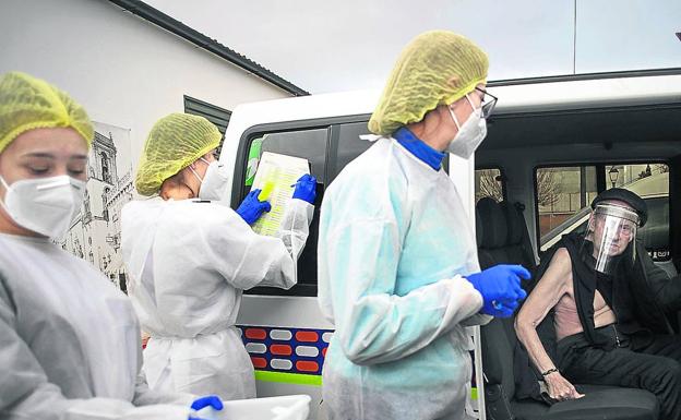 «Si no vacunamos rápido, las mutaciones del virus nos tomarán la delantera», advierten los expertos