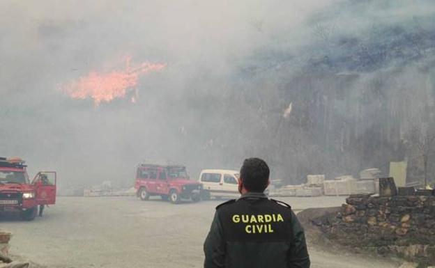 Un incendio descontrolado en Bera obliga a cortar la N-121-A