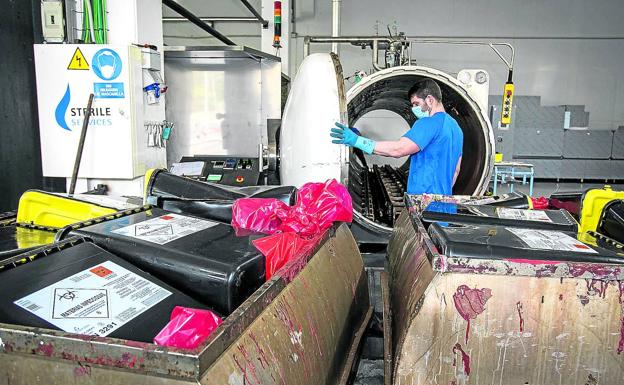 El viaje de la basura covid de los hospitales: de Gordexola a Zabalgarbi