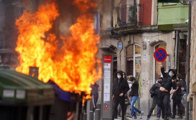 Radicales atacan a la Ertzaintza y queman contenedores tras la marcha de Bilbao en apoyo a Hasél