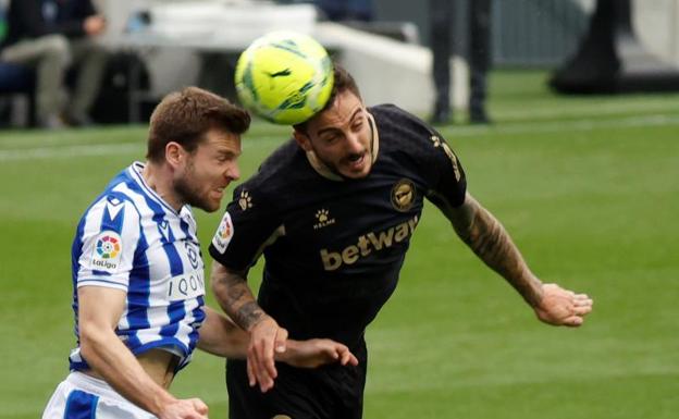 Joselu se parte la cara