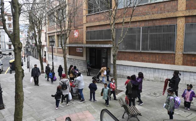 Llevan al Parlamento el rechazo al cierre de Hijas de la Cruz