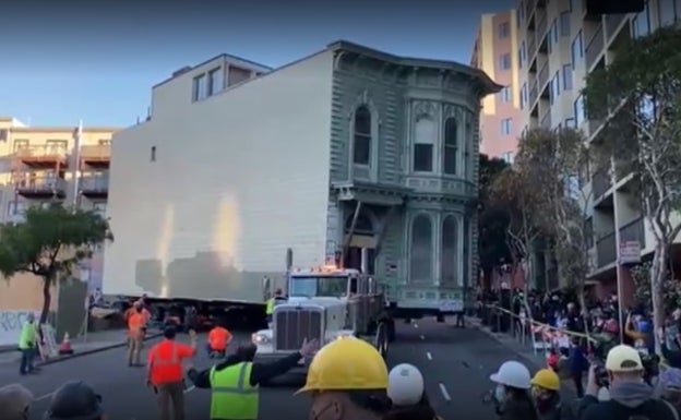 Bere etxea kamioi batera igo eta lekuz aldatu du San Frantziskon