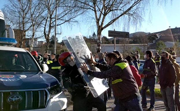 Echenique, sobre los incidentes en Tubacex: «¿Llamarán 'violentos terroristas' a los que luchan para que 150 familias no se queden sin sustento?»