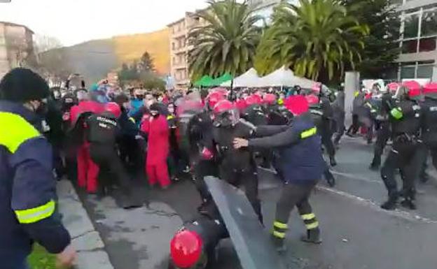 «Luchad por vuestro colectivo sin defender la violencia hacia el resto de trabajadores», piden los sindicatos de la Ertzaintza