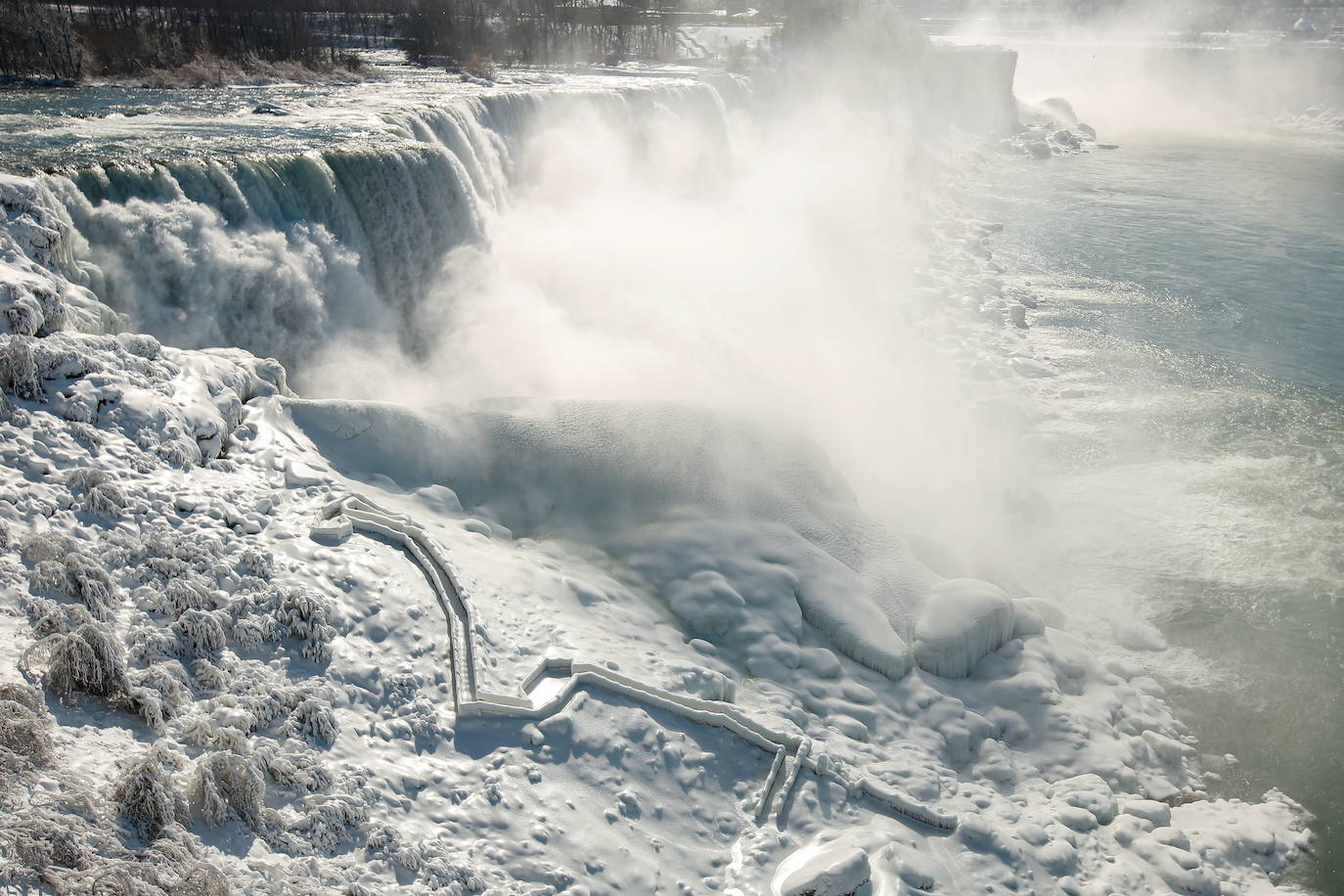 El frío congela las cataratas del Niágara