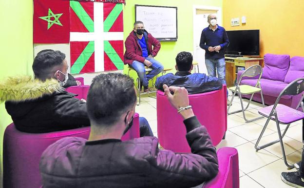 Cursos de buenos tratos a inmigrantes sin techo: «Cuando salen de aquí, saben al menos que no es no»