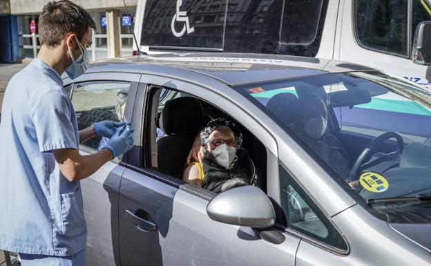 Carmen Ladrón de Guevara, la primera alavesa 'centenaria' en vacunarse en el coche: «Así se reducen riesgos»