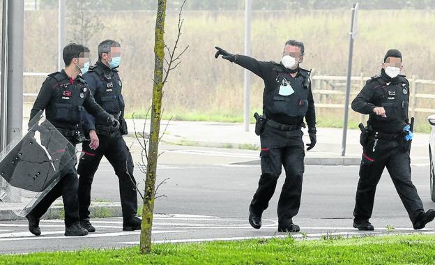 Intenta robar el móvil en Vitoria a los ertzainas de paisano que le seguían