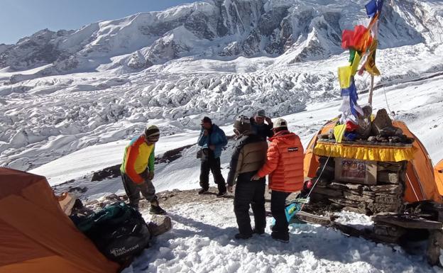 Alex Txikon aguanta en el campo base mientras se le agota el tiempo e Iñaki Álvarez se vuelve a casa