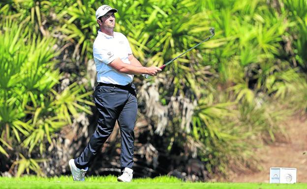 The Biscayan golfer observes the flight of the ball on the fourth tee of the day.