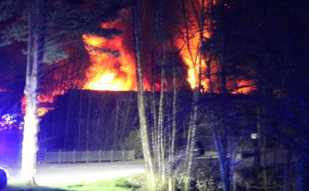 Espectacular incendio en una empresa de madera en Azpeitia