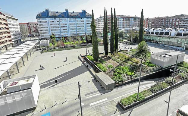Una treintena de plazas y calles de Vitoria sufre la falta de arbolado y sombra