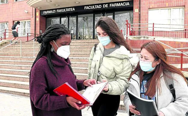 Varias alumnas de la UPV, ayer en el exterior de la Facultad de Farmacia en el campus de Vitoria. /j. andrade