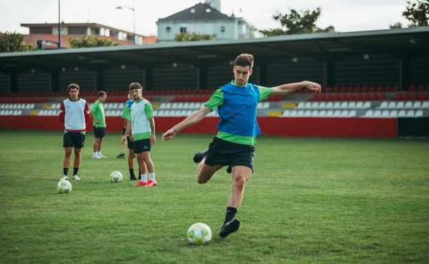 Varo García Arana, extremo del Laredo: «Me gustaría que me hubiesen llamado de Lezama»