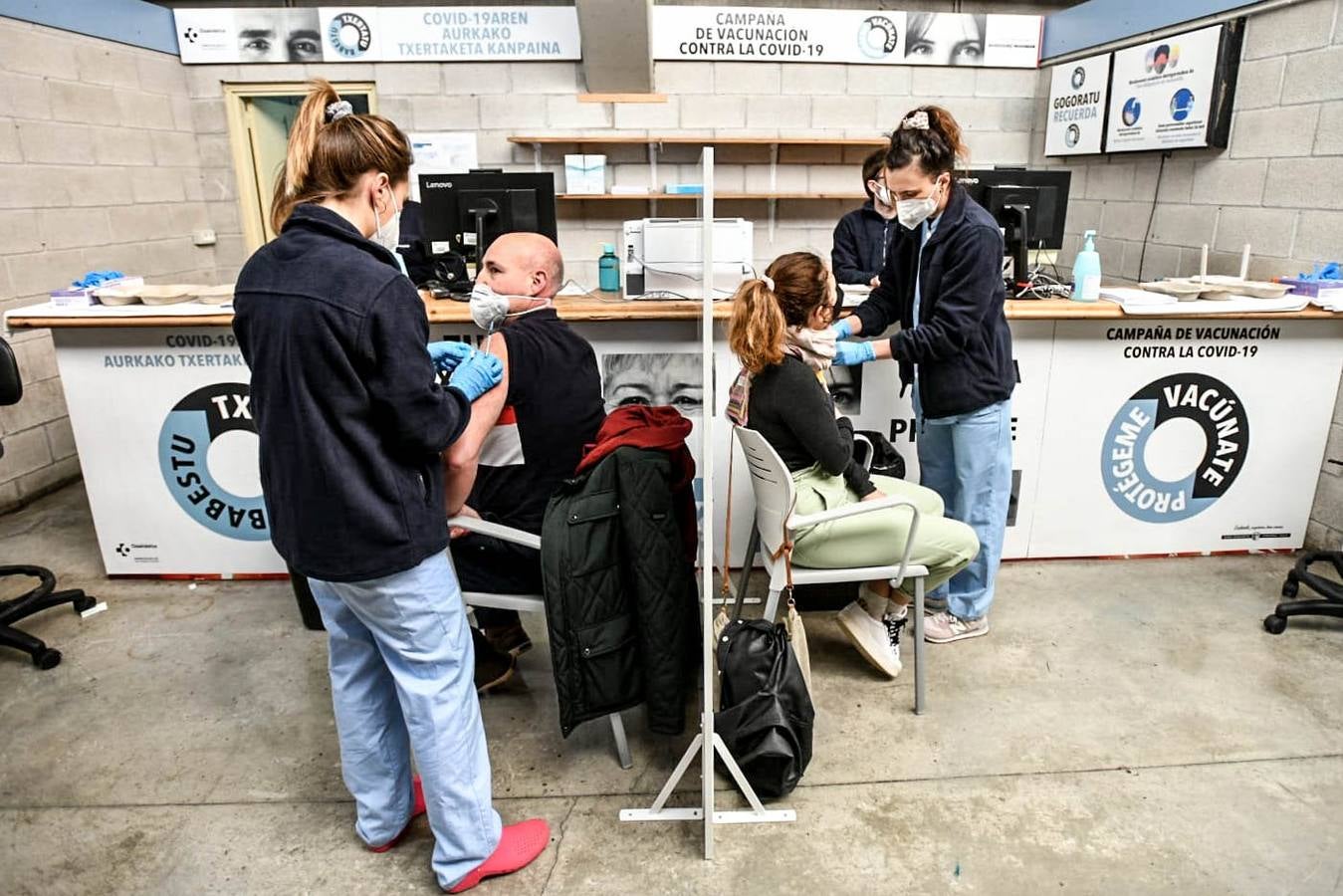 Illunbe abre como primer 'vacunódromo' de Euskadi con 260 profesores y policías