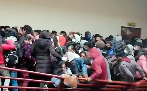 Al menos siete universitarios mueren en Bolivia tras caer de un cuarto piso al romperse una barandilla