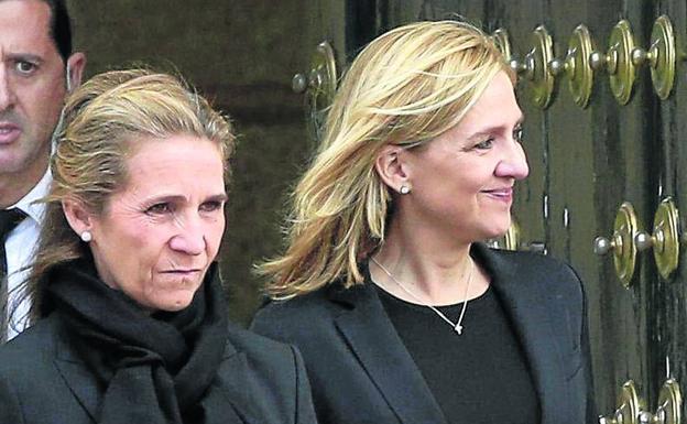 Las infantas Elena y Cristina aprovecharon un viaje a Abu Dabi para vacunarse