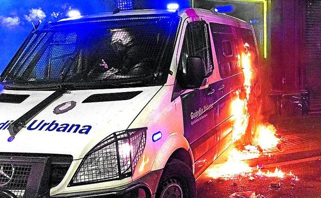Los Mossos atribuyen un intento de homicidio a ocho anarquistas que calcinaron el furgón policial