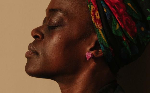 Una diseñadora de joyas crea el 'amuleto de empoderamiento' en su taller de Solokoetxe