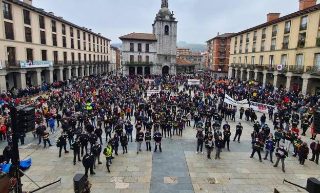 Multitudinaria manifestación en Llodio en defensa del empleo