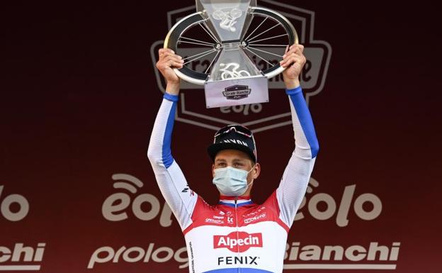 Van der Poel se proclama rey de la tierra en la Strade Bianche