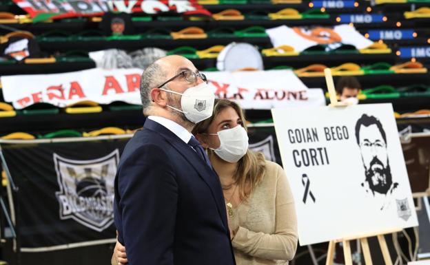 Emocionante homenaje del Bilbao Basket a Corti, «uno de los nuestros, un amigo»