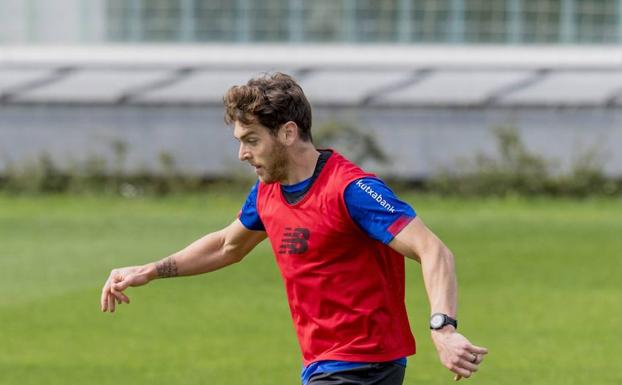 Ibai vuelve a ser titular un año después y Balenziaga juega como central